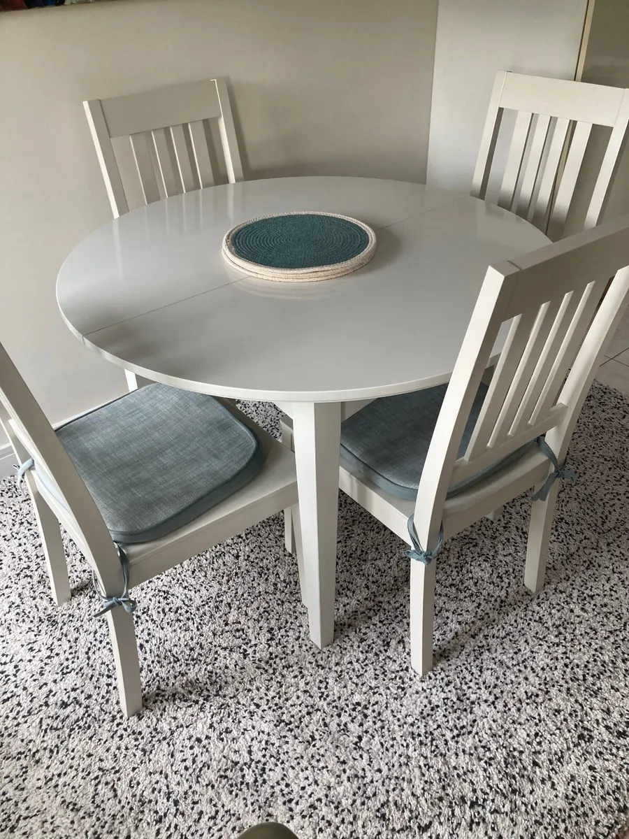 Table and chairs - Image 1