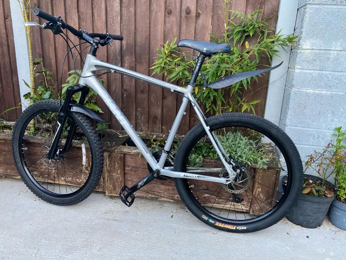 Giant talon 2.5 XL oil disc breaks 26x2.10 - Image 3