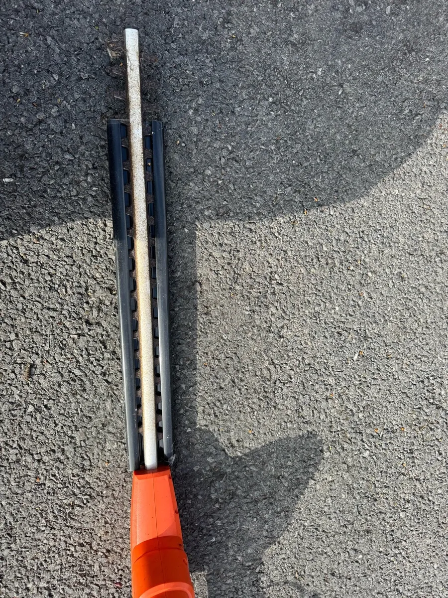 Black and decker hedge trimmer - Image 3