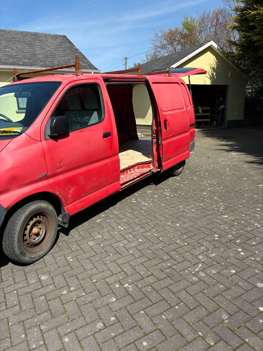 06 Toyota Hiace Van - Image 4