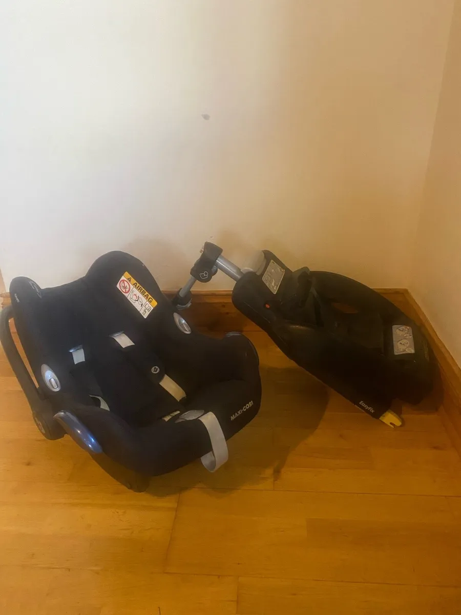 Maxi Cosi Car Seat and IsoFix base - Image 1
