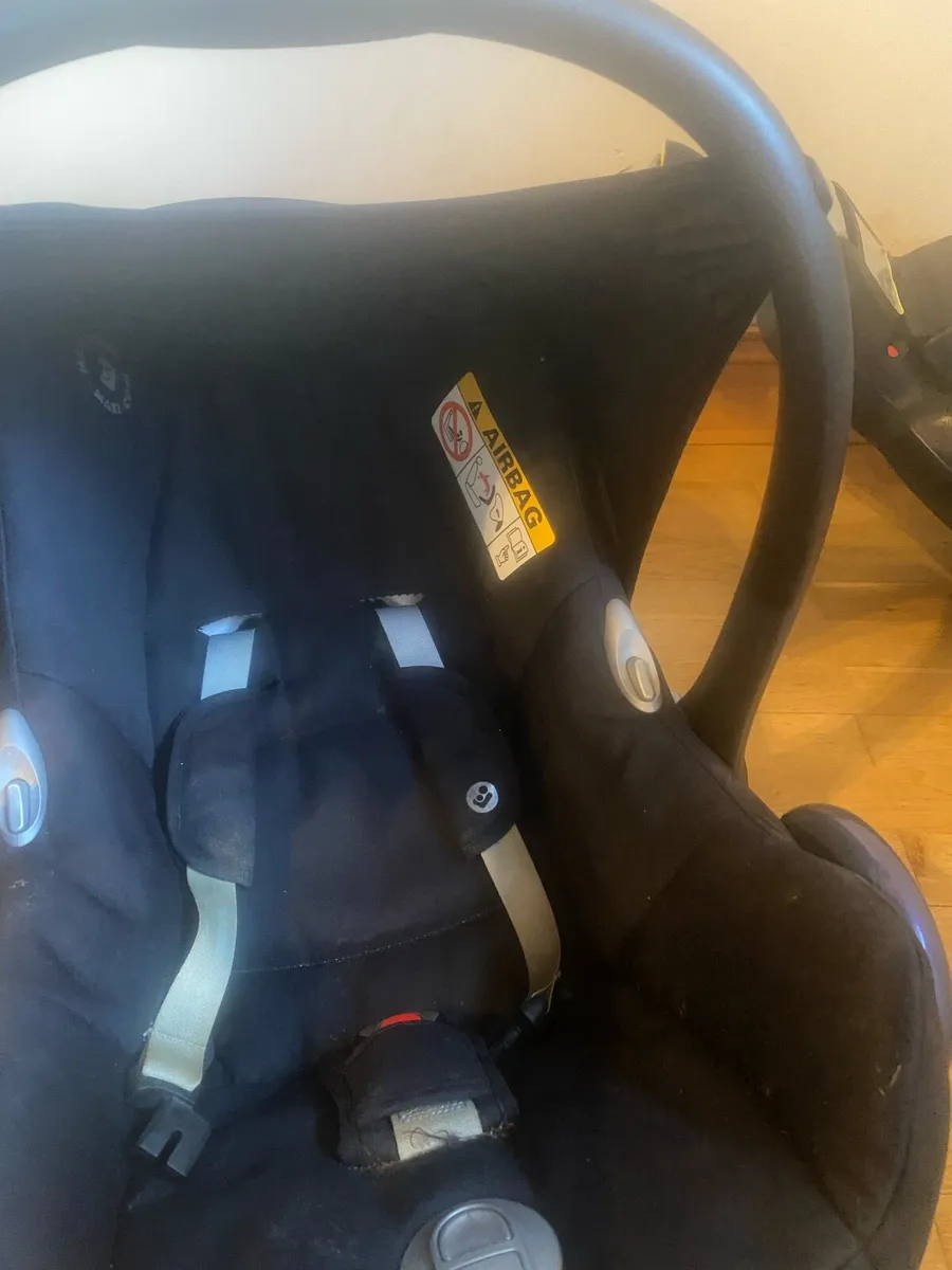 Maxi Cosi Car Seat and IsoFix base - Image 2
