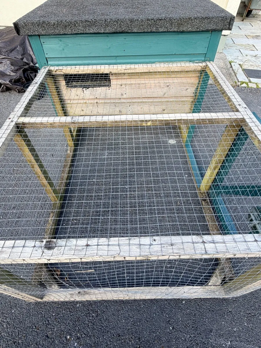 Rabbit hutch - Image 1