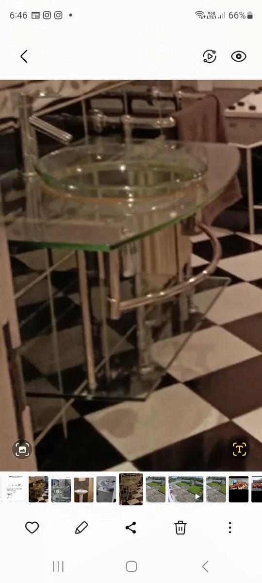 Bathroom sinks - Image 1