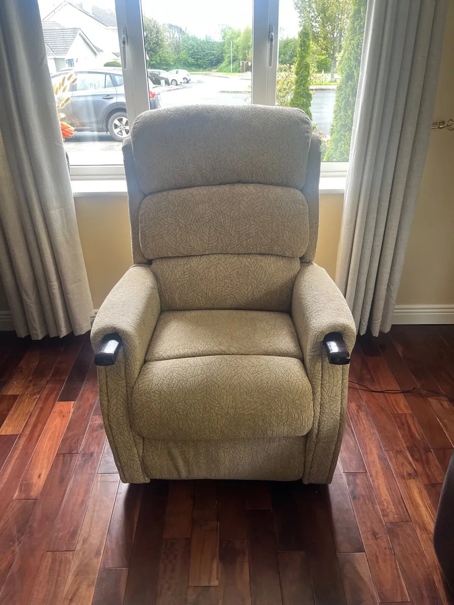 Lift and tilt chair - Image 1