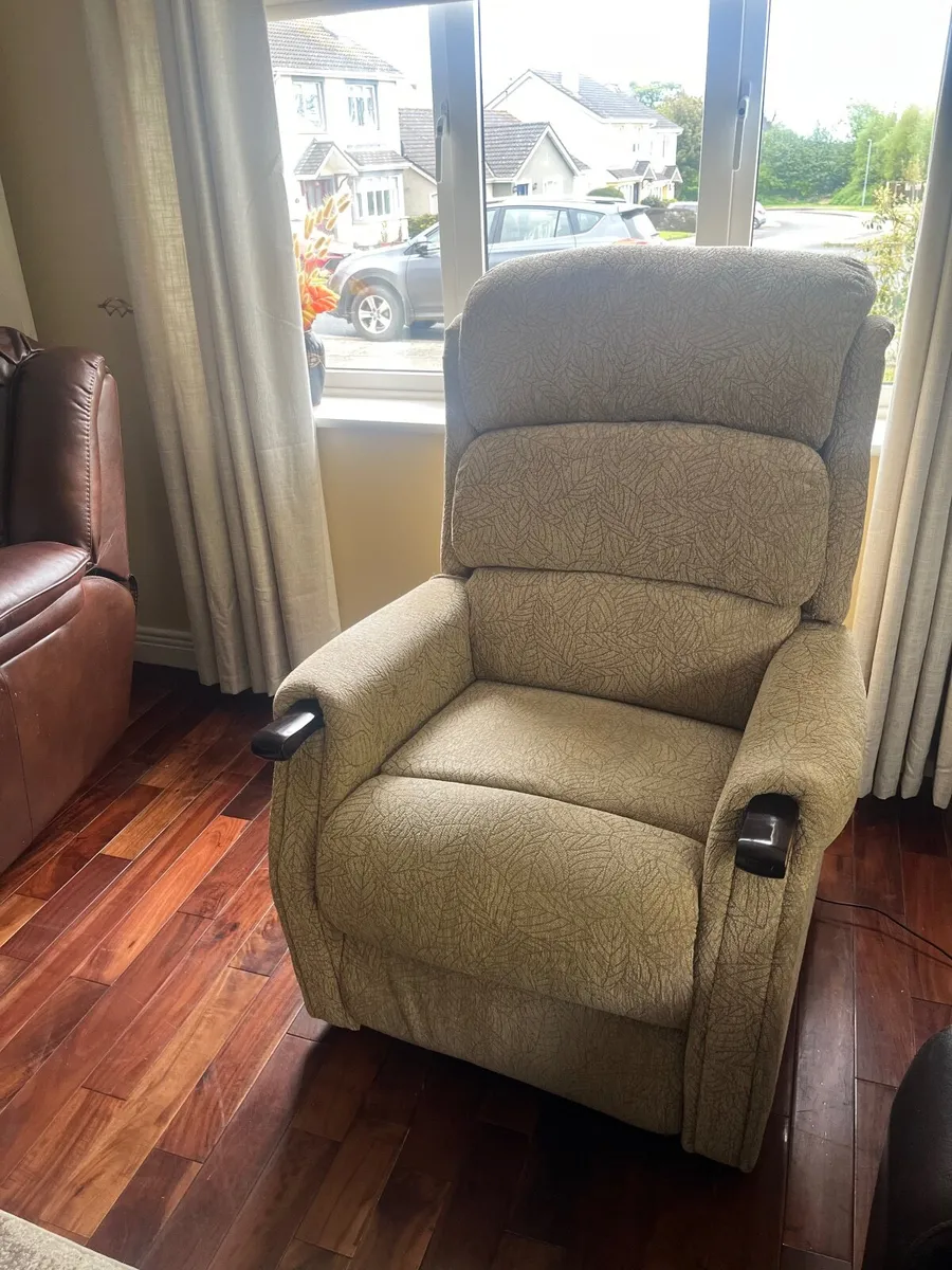 Lift and tilt chair - Image 2