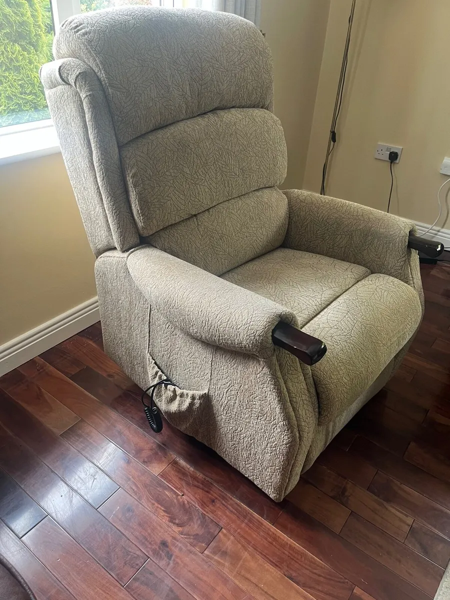 Lift and tilt chair - Image 3