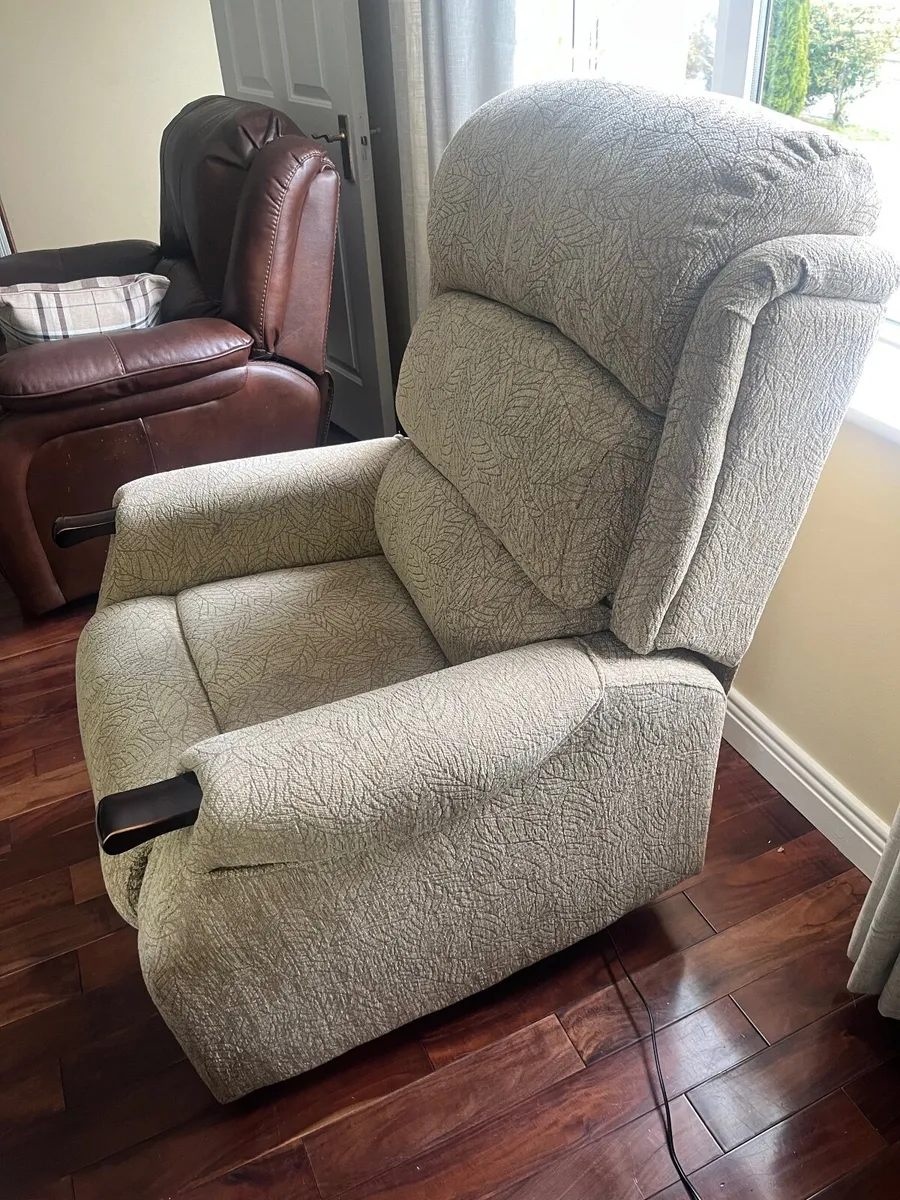 Lift and tilt chair - Image 4