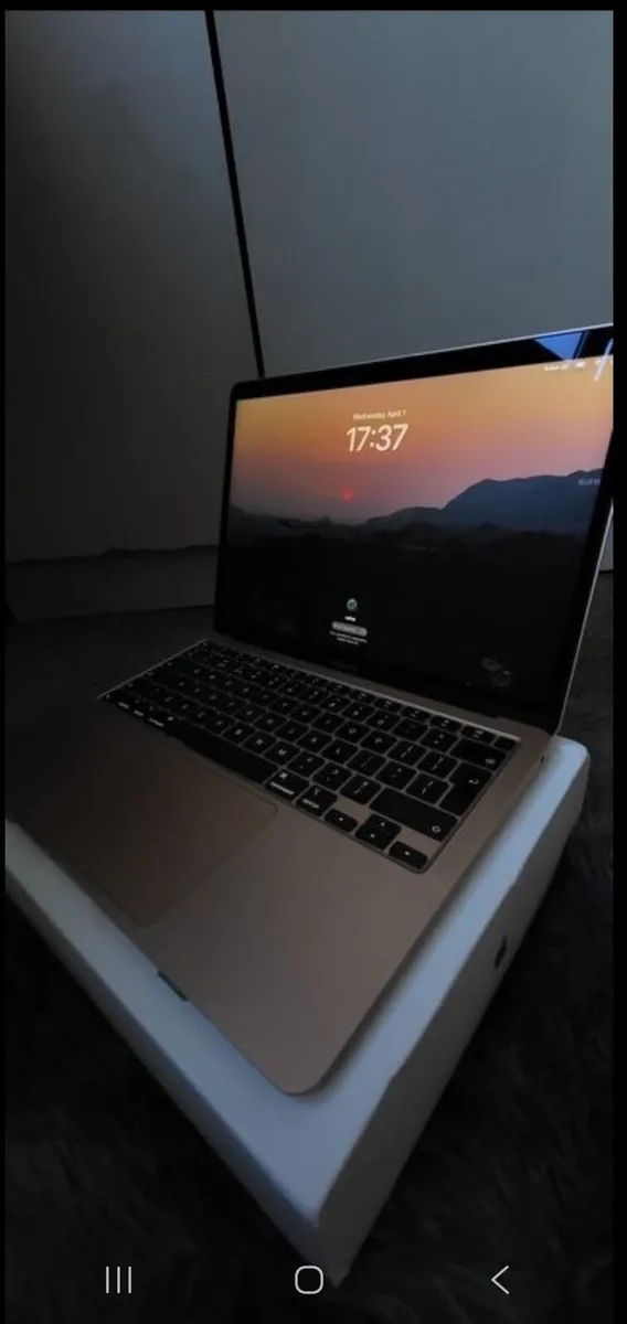 Macbook air 2020 13.3 - Image 3