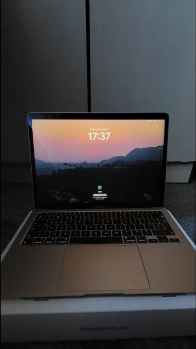 Macbook air 2020 13.3 - Image 4