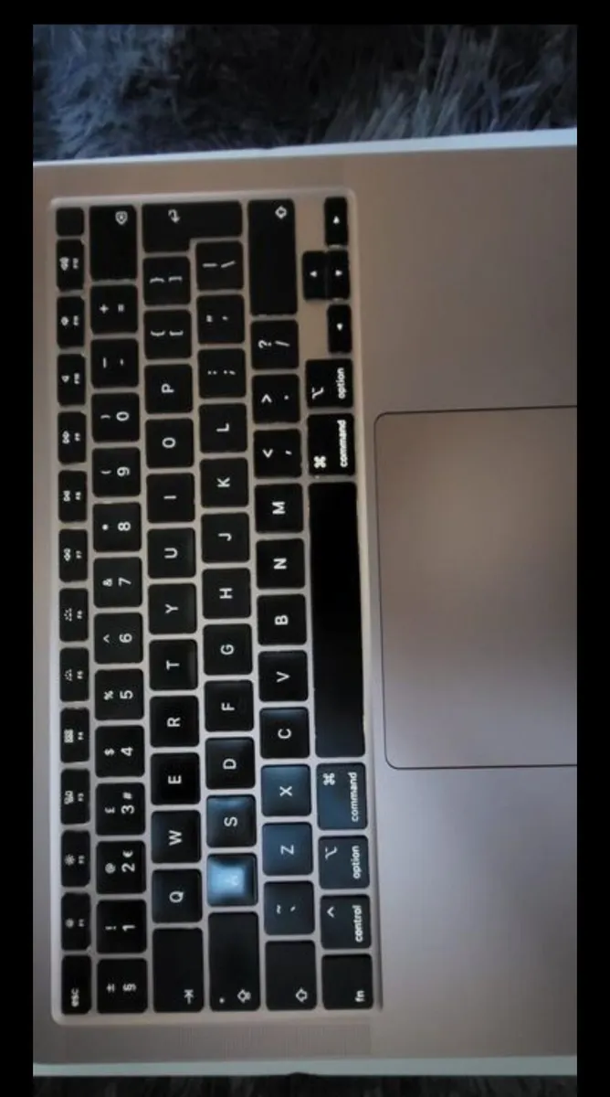 Macbook air 2020 13.3 - Image 1