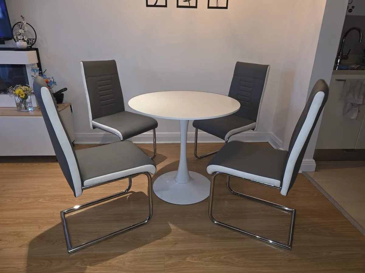 Table and 4 chairs - Image 1
