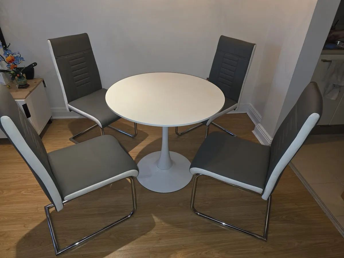 Table and 4 chairs - Image 2
