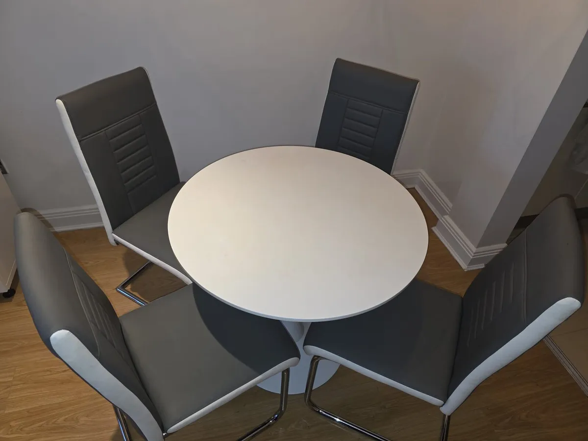 Table and 4 chairs - Image 3