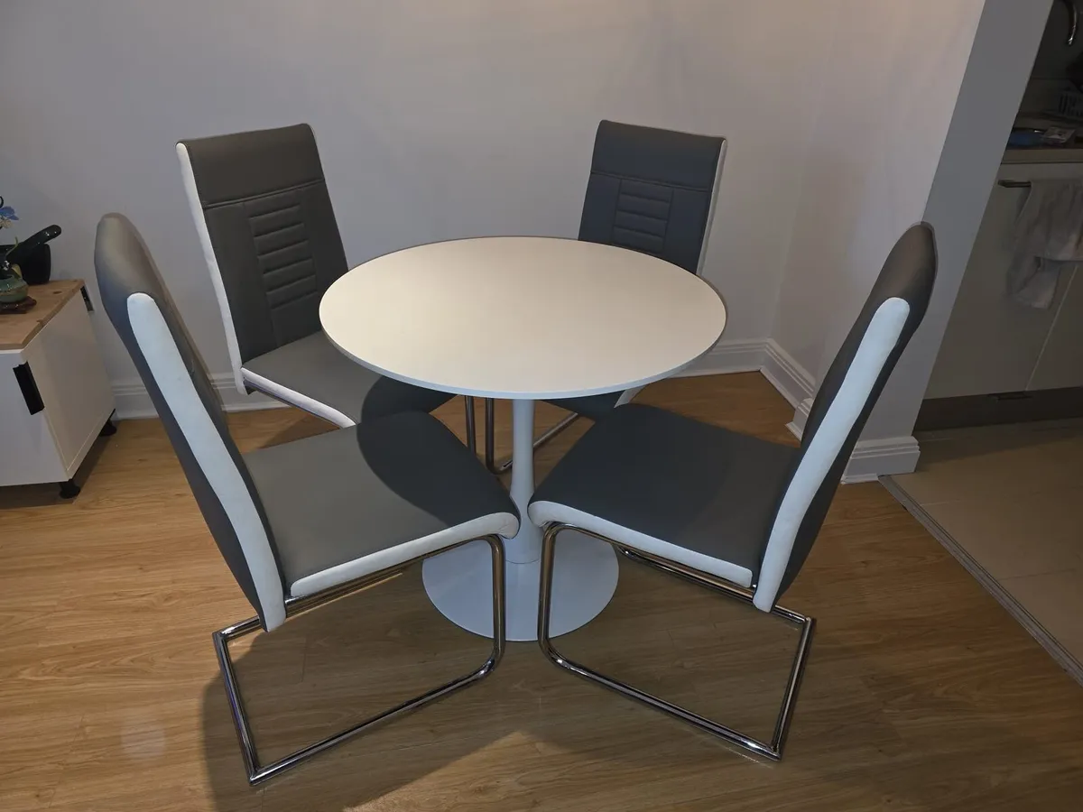 Table and 4 chairs - Image 4