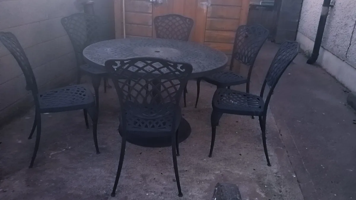 Wrought iron garden furniture - Image 1