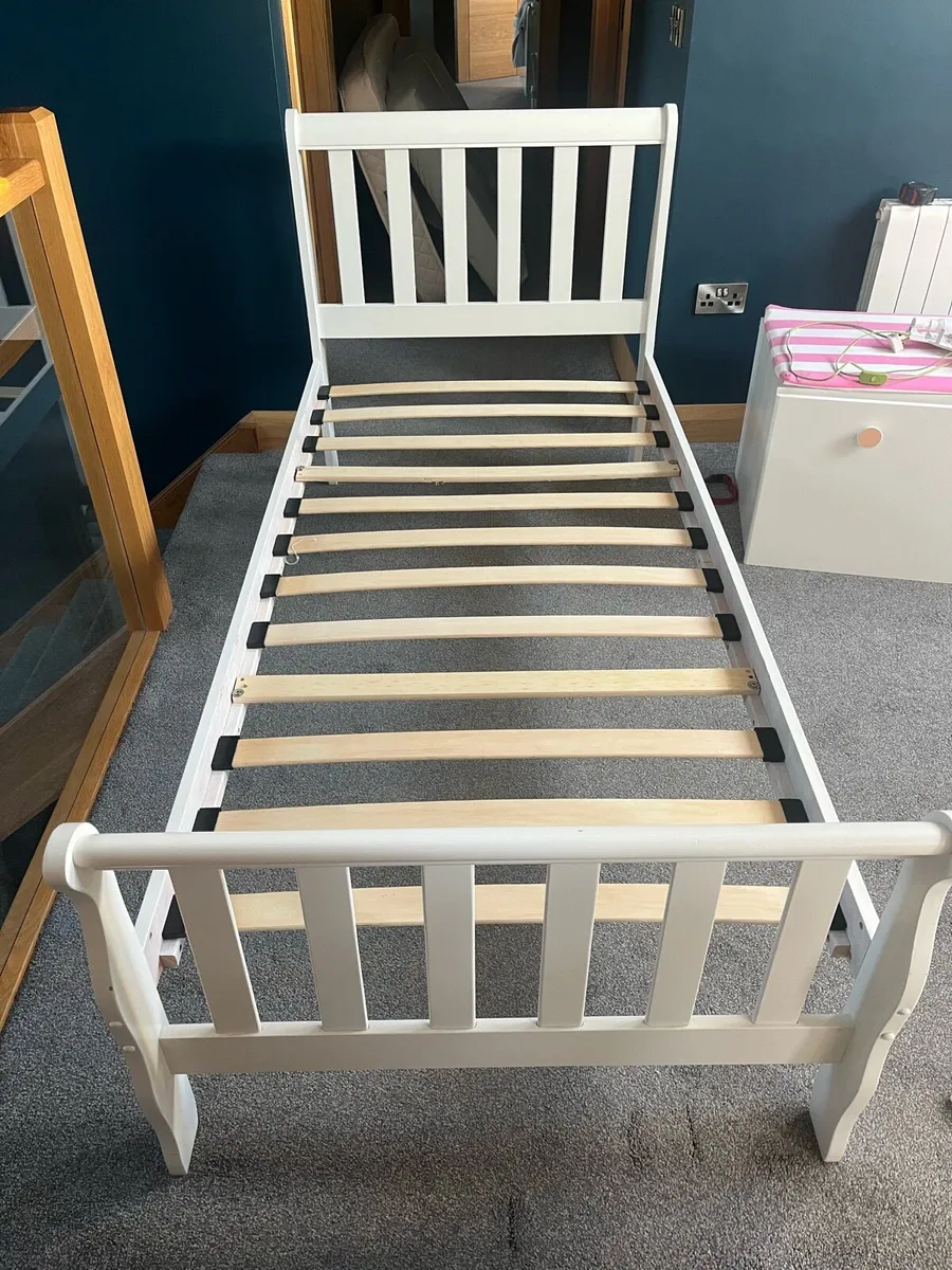 Single beds x 2 - Image 1