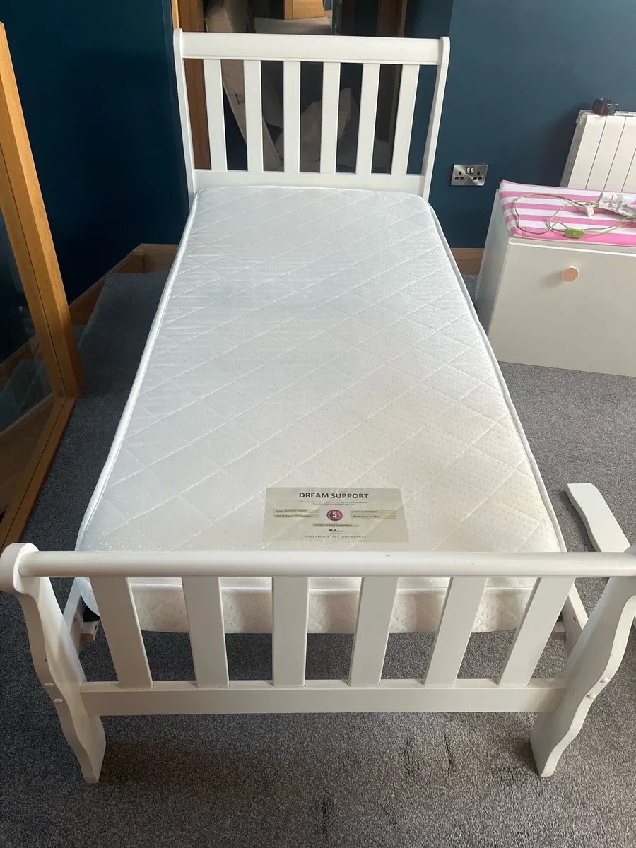 Single beds x 2 - Image 2