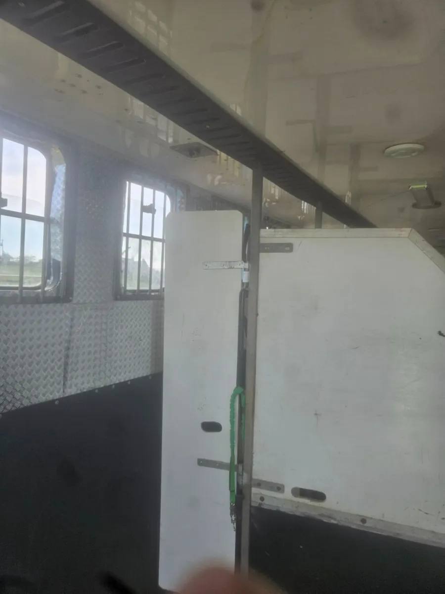 Horse truck - Image 2