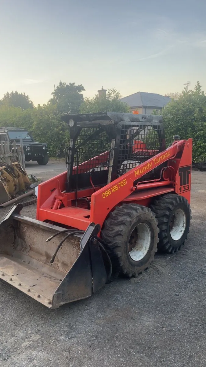 Skid steer - Image 1