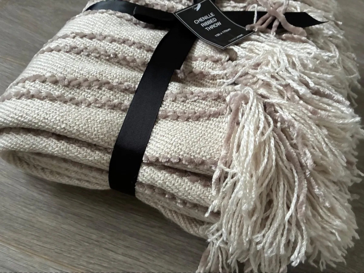 BRAND NEW Throw - 130x170cm - Image 2