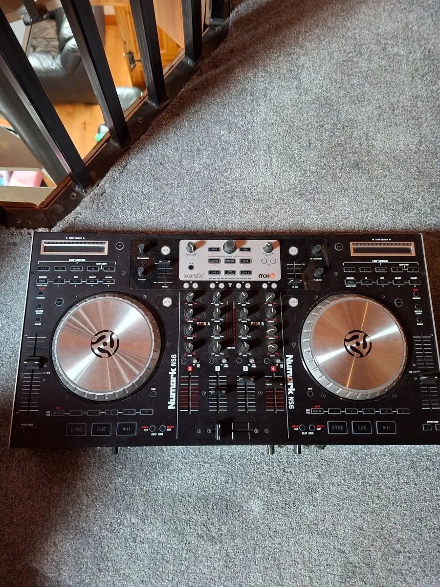Dj Decks - Image 1