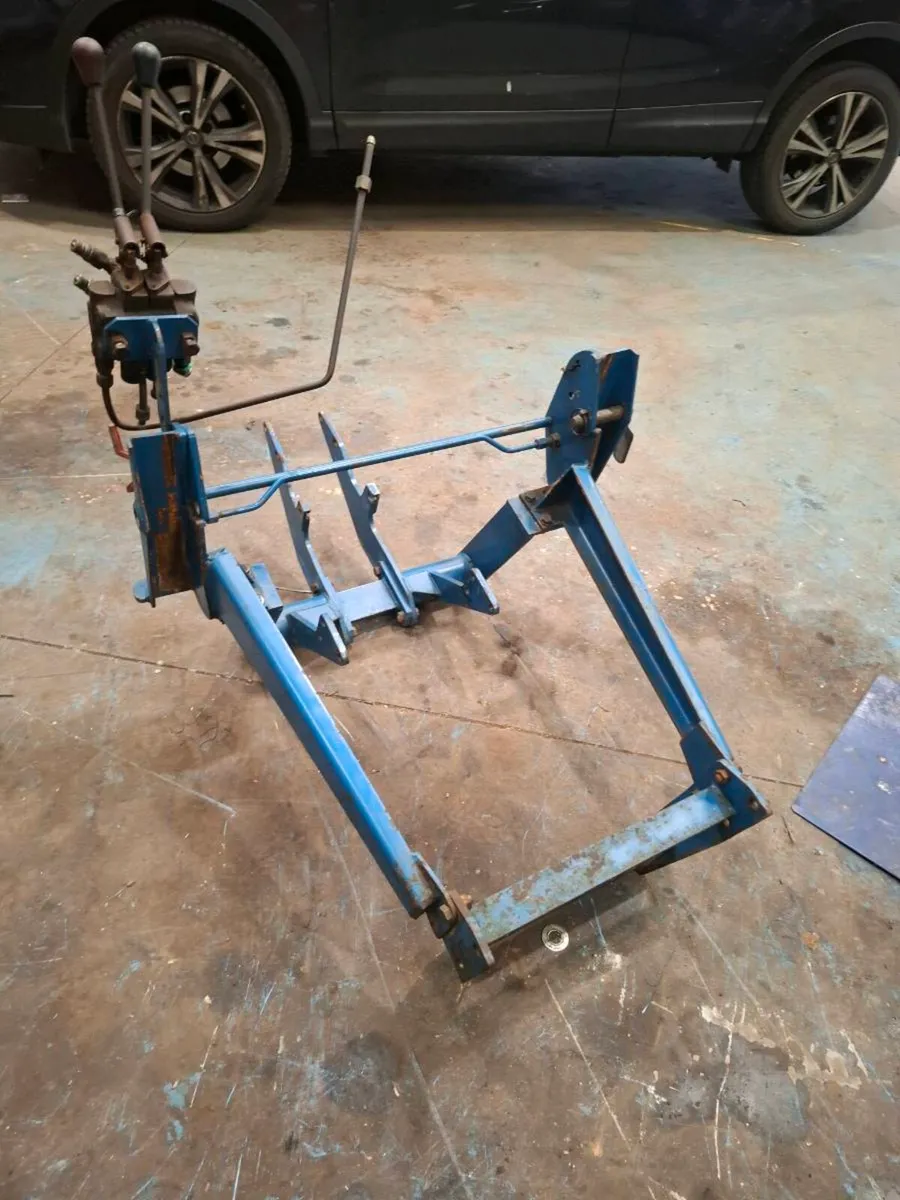 Iseki compact tractor fromt loader - Image 2