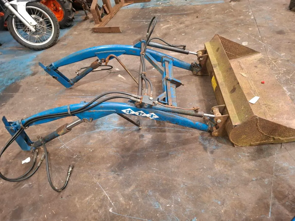 Iseki compact tractor fromt loader - Image 3