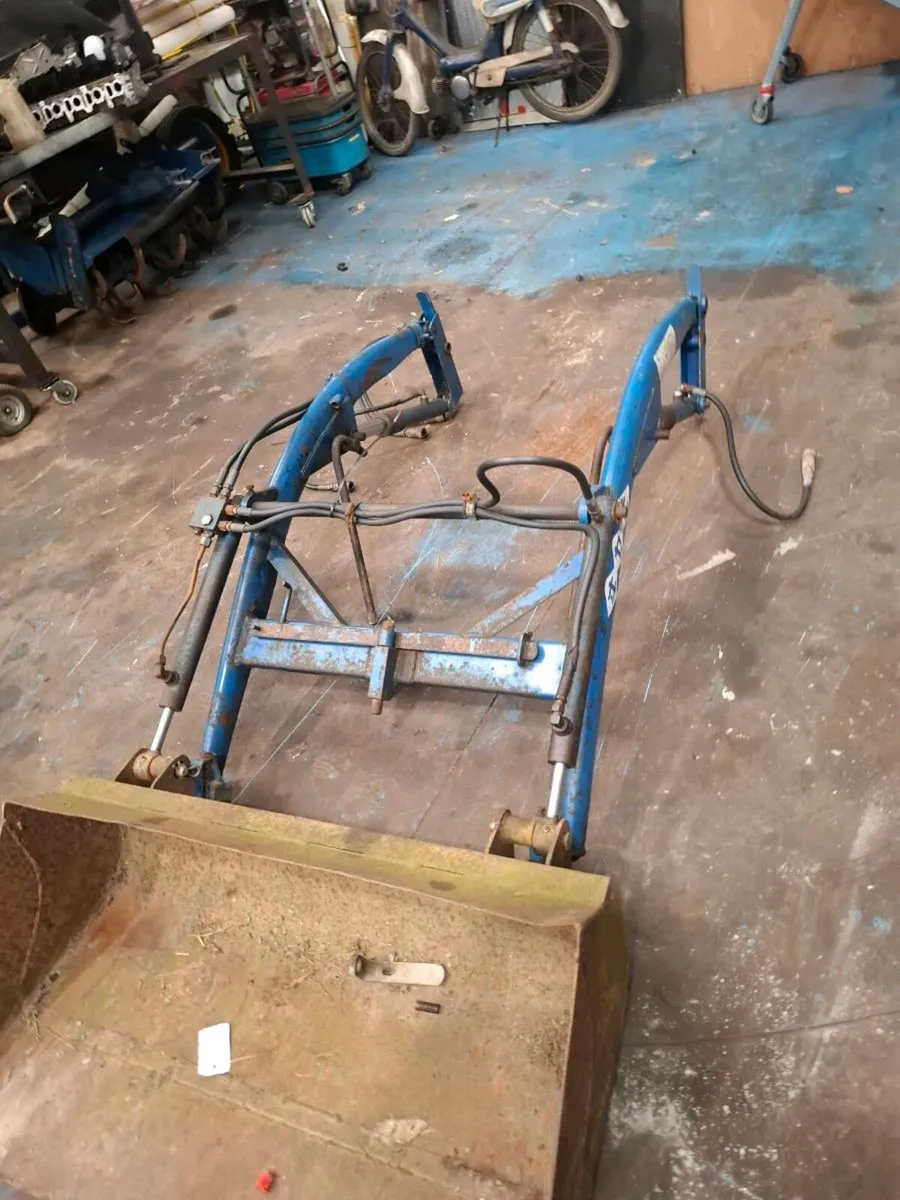 Iseki compact tractor fromt loader - Image 1