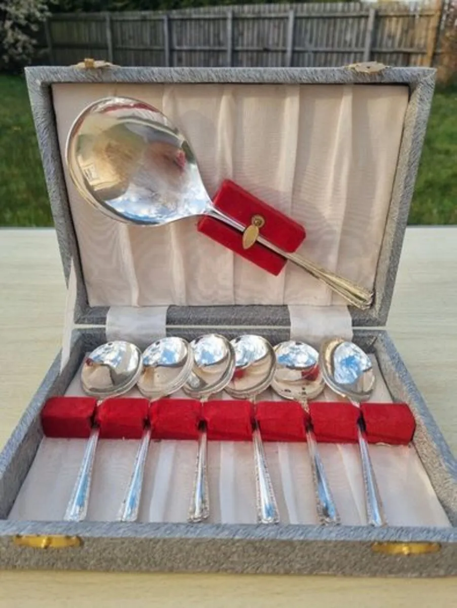 Boxed Art Deco silver-plated dessert spoons - Image 1