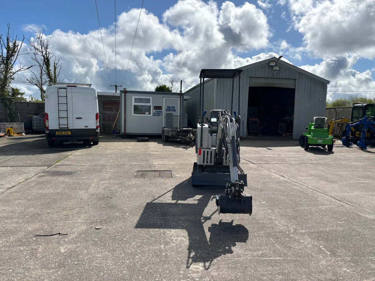 Briggs & Stratton Powered BTTL 1.5 Ton Mini Digger - Image 3