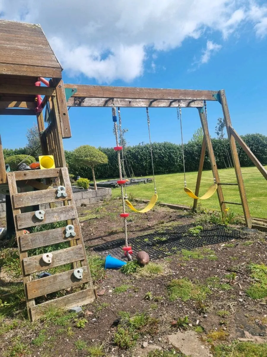 Wooden jungle gym - Image 1