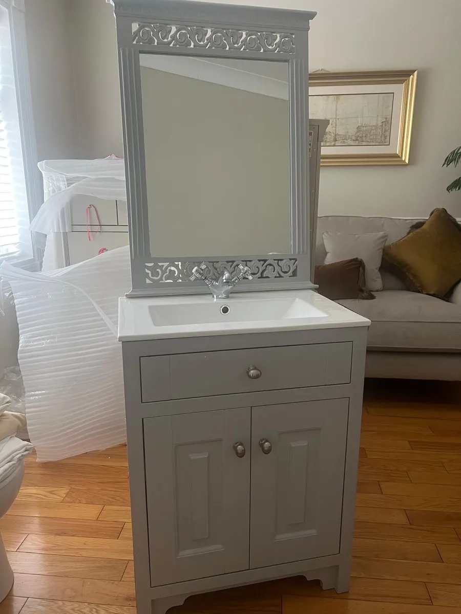 Bathroom vanity unit - Image 1