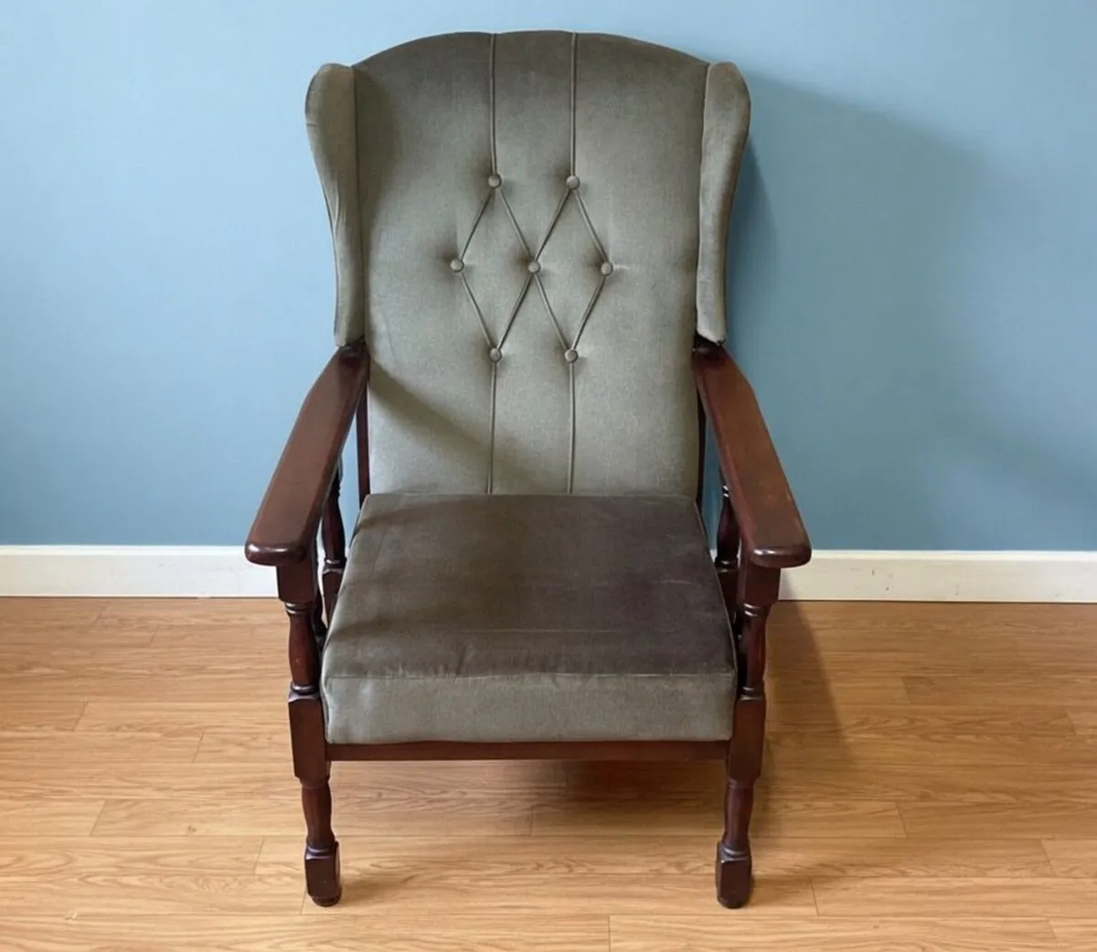 Stylish Grey Tufted High-Back Armchair - Image 2