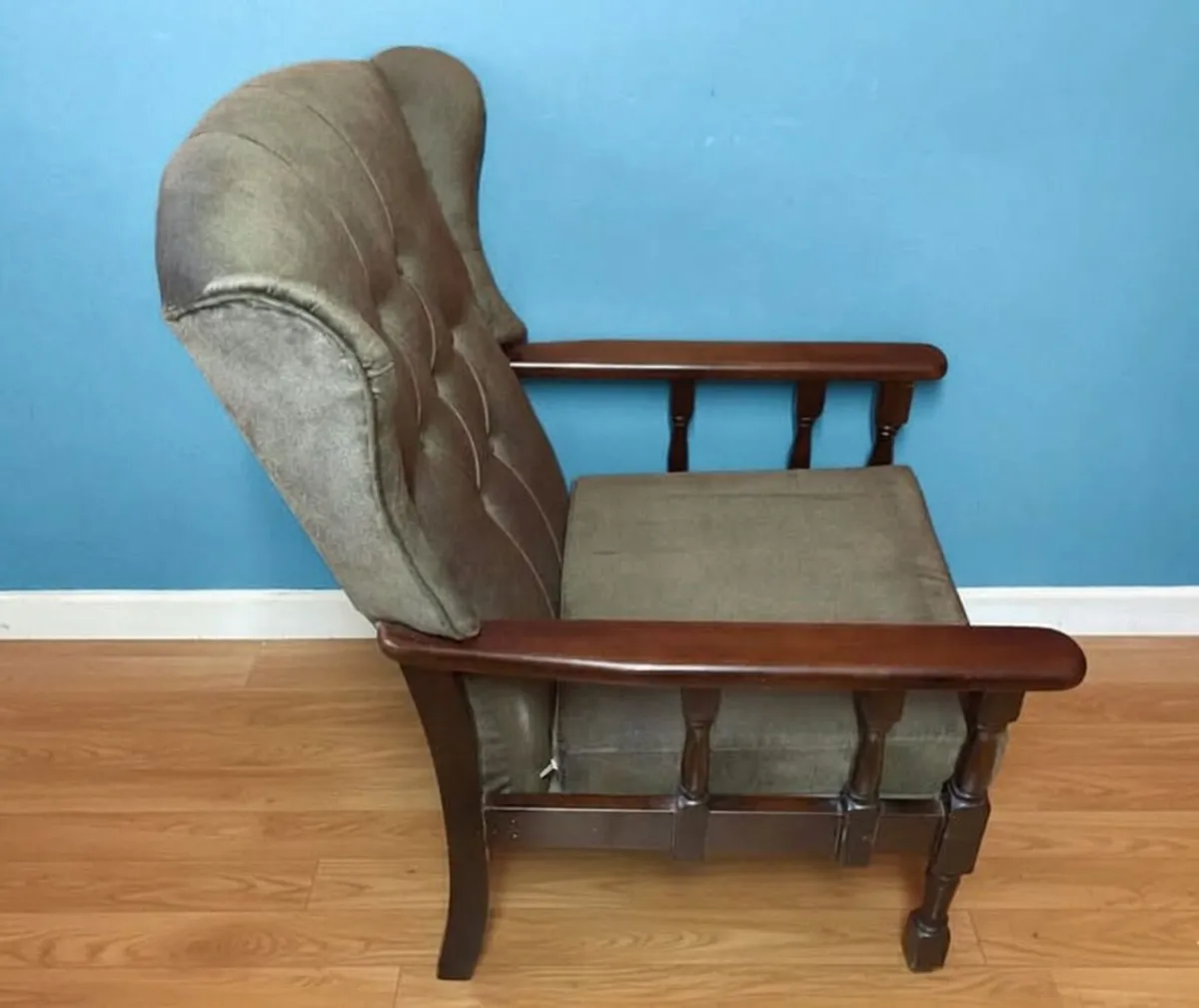 Stylish Grey Tufted High-Back Armchair - Image 4