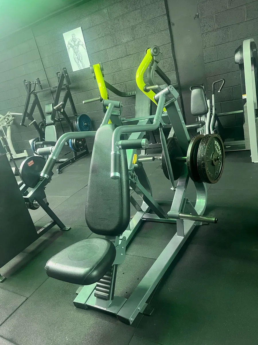 Plate loaded incline chest press