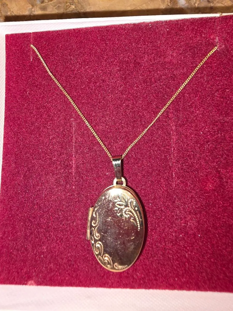LARGE OVAL LOCKET, 9CT Gold New 18"Long Necklace ! - Image 1