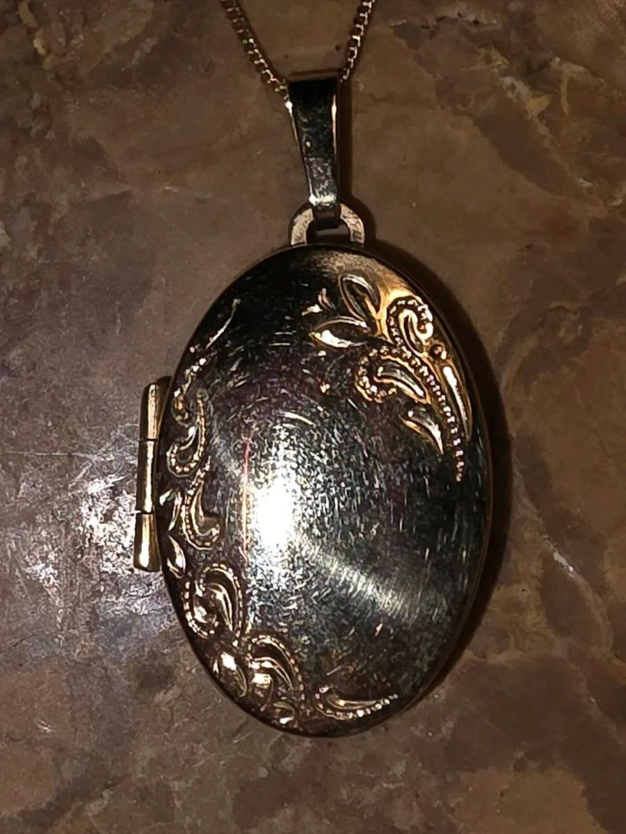 LARGE OVAL LOCKET, 9CT Gold New 18"Long Necklace ! - Image 2