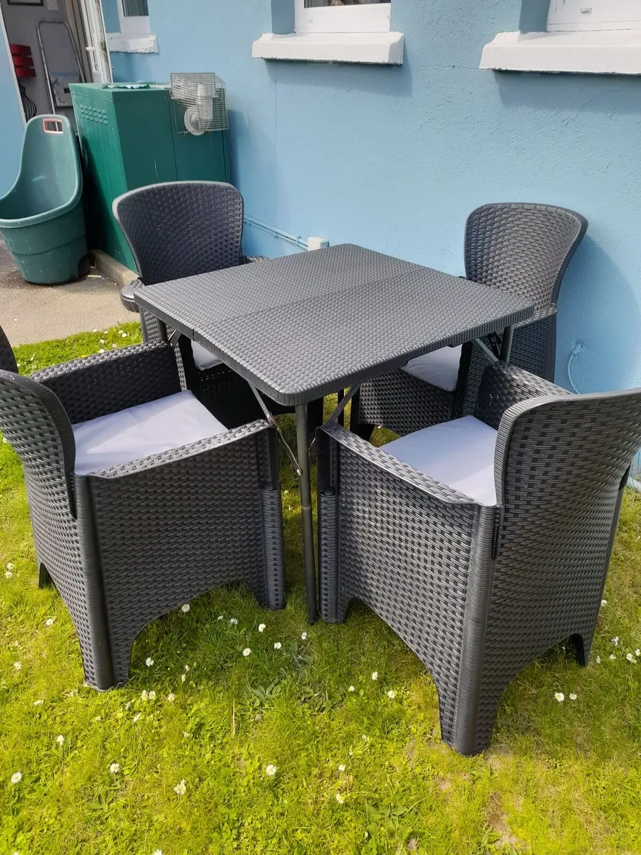 Garden furniture - Image 1