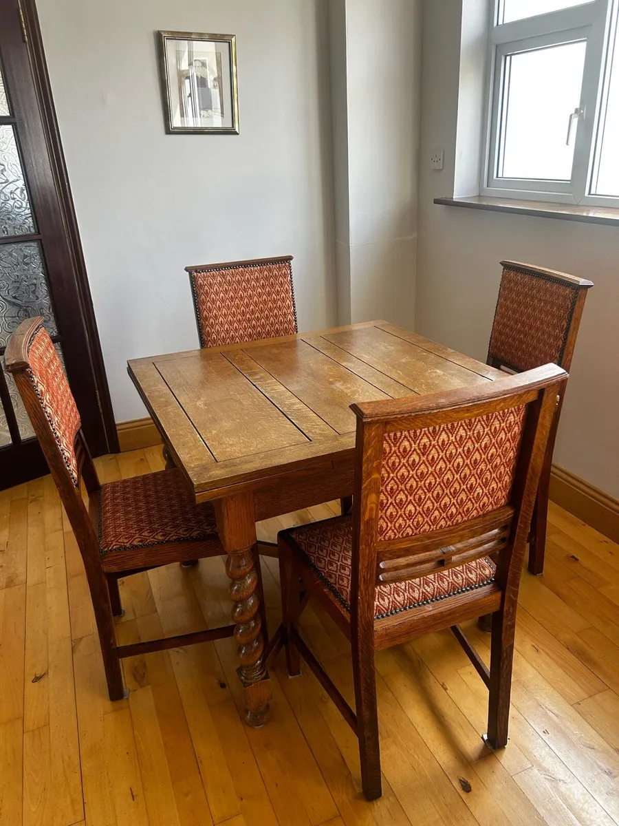 Solid extendable table and 6 chairs - Image 1