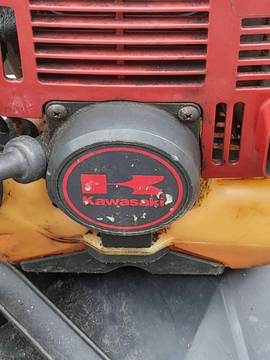 Kawasaki grass strimmer - Image 1