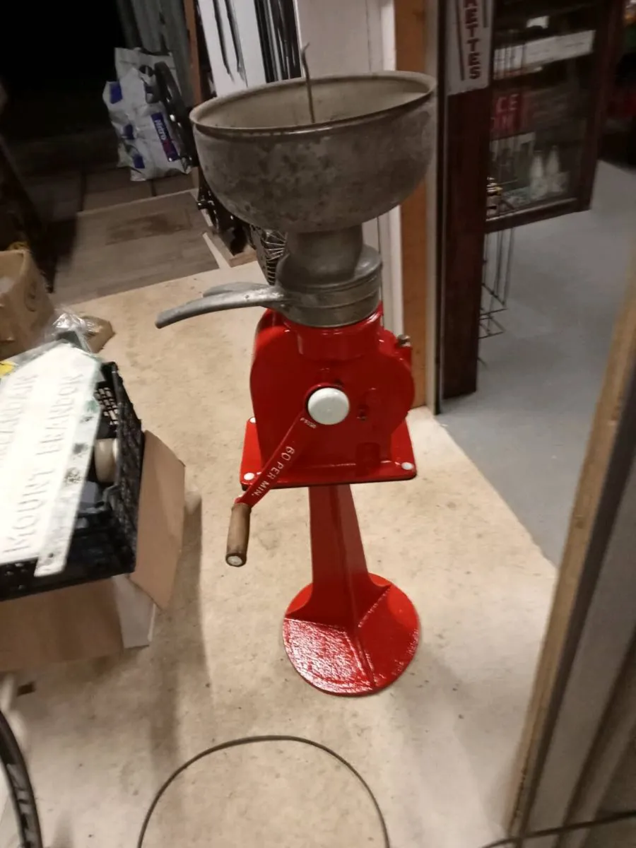 Diablo milk separater on a stand - Image 1