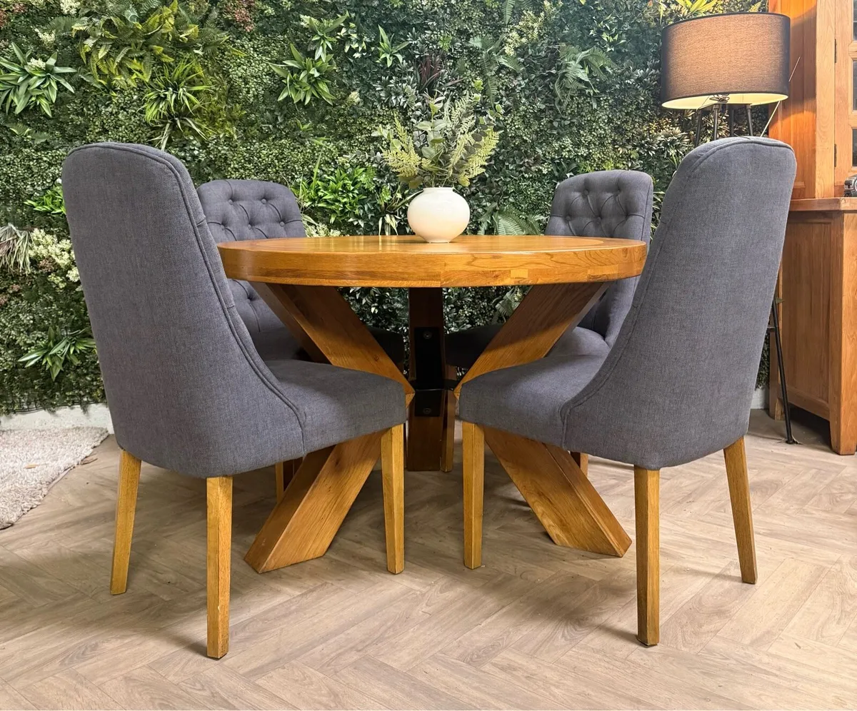 Round oak kitchen table & 4 chairs - Image 1