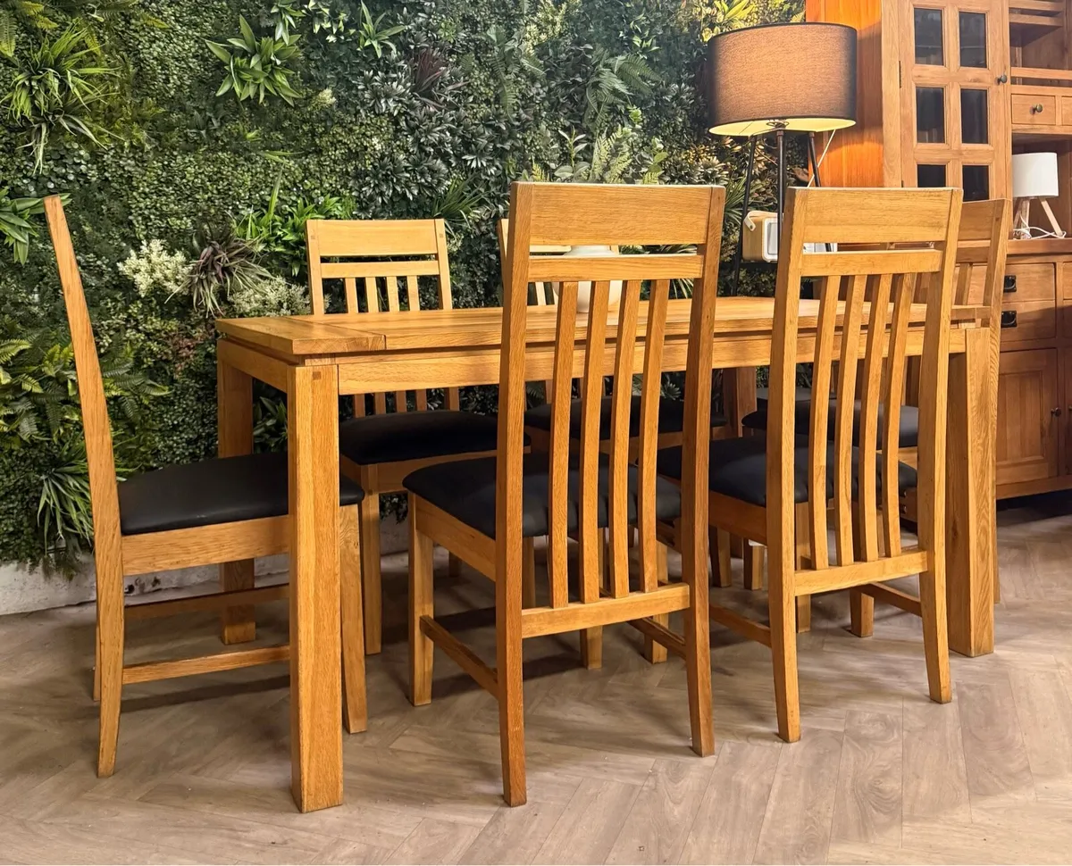 Solid oak kitchen table & 6 chairs - Image 1