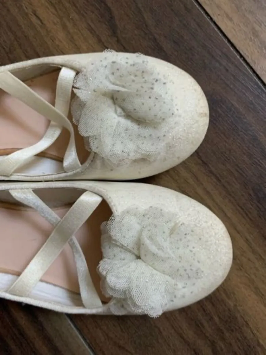 Girls Cream Shoes / Pumps: Size 13 - Image 4