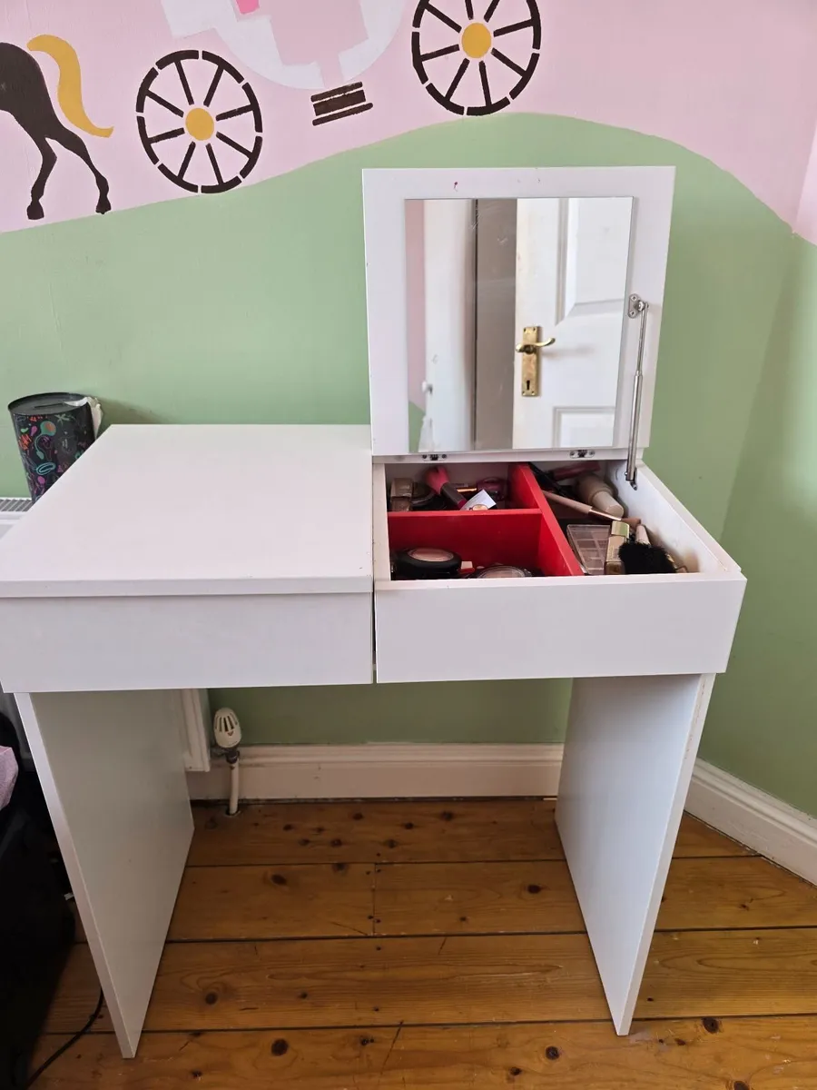 Dressing table - Image 1