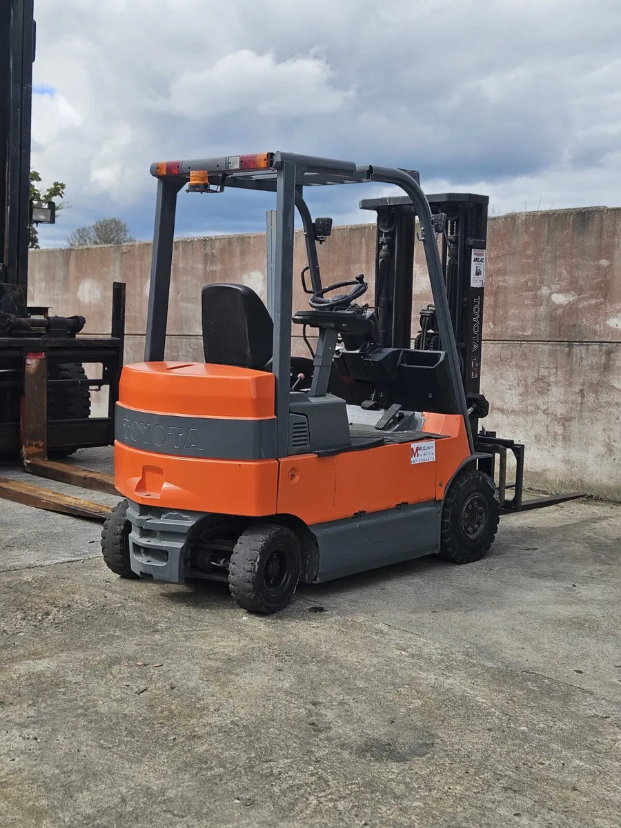 Electric Toyota Forklift - Image 4