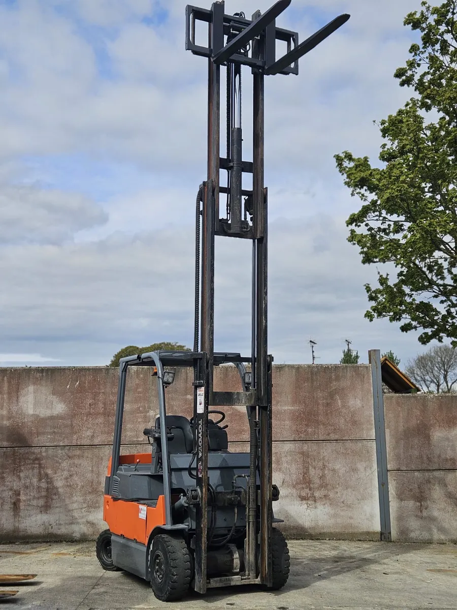 Electric Toyota Forklift - Image 3