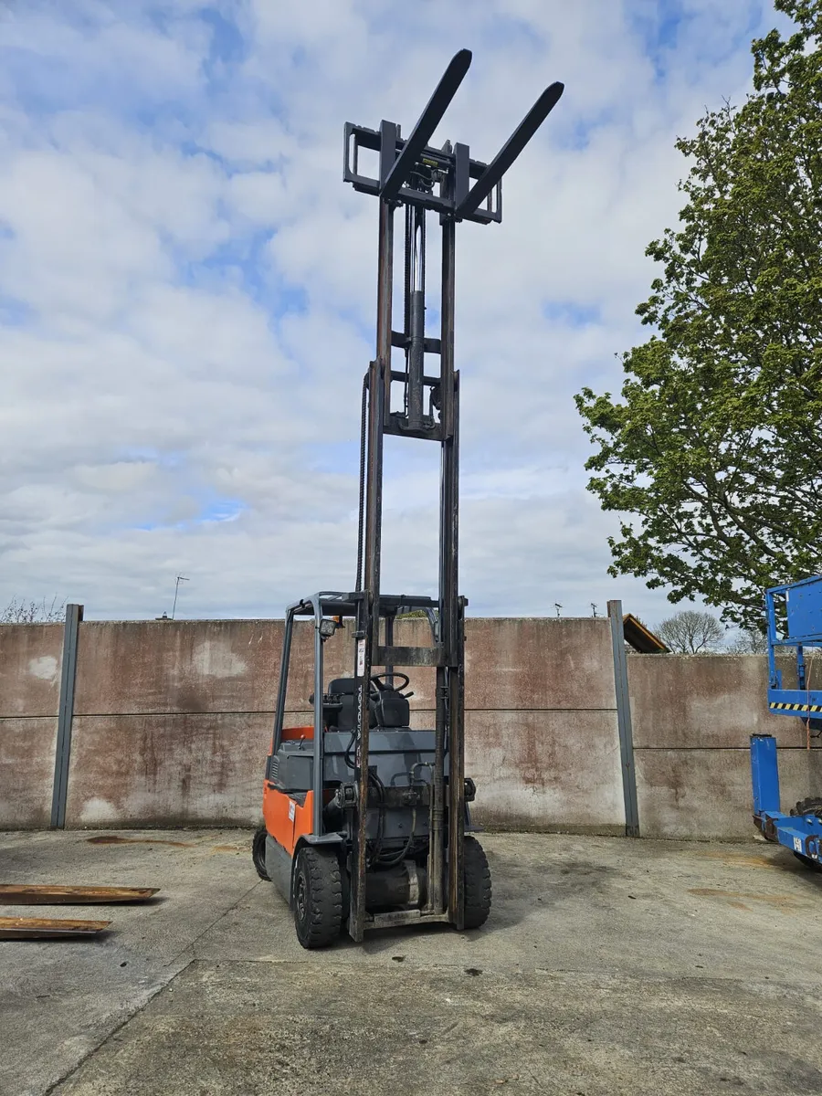 Electric Toyota Forklift - Image 2