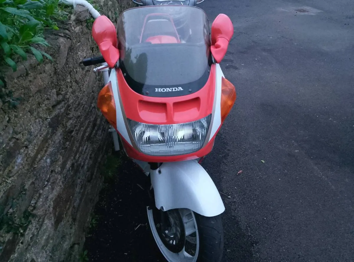 Honda CBR1000F 1990 - Image 2